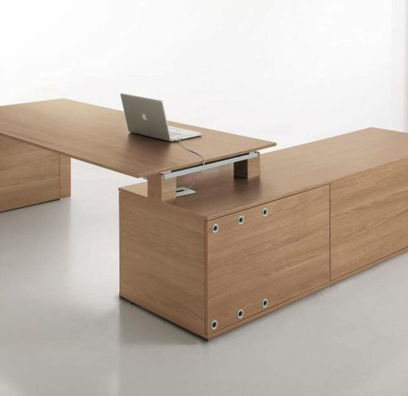 Schreibtisch-mit-Sideboard-und-Wangengestell-Belüftungslöcher