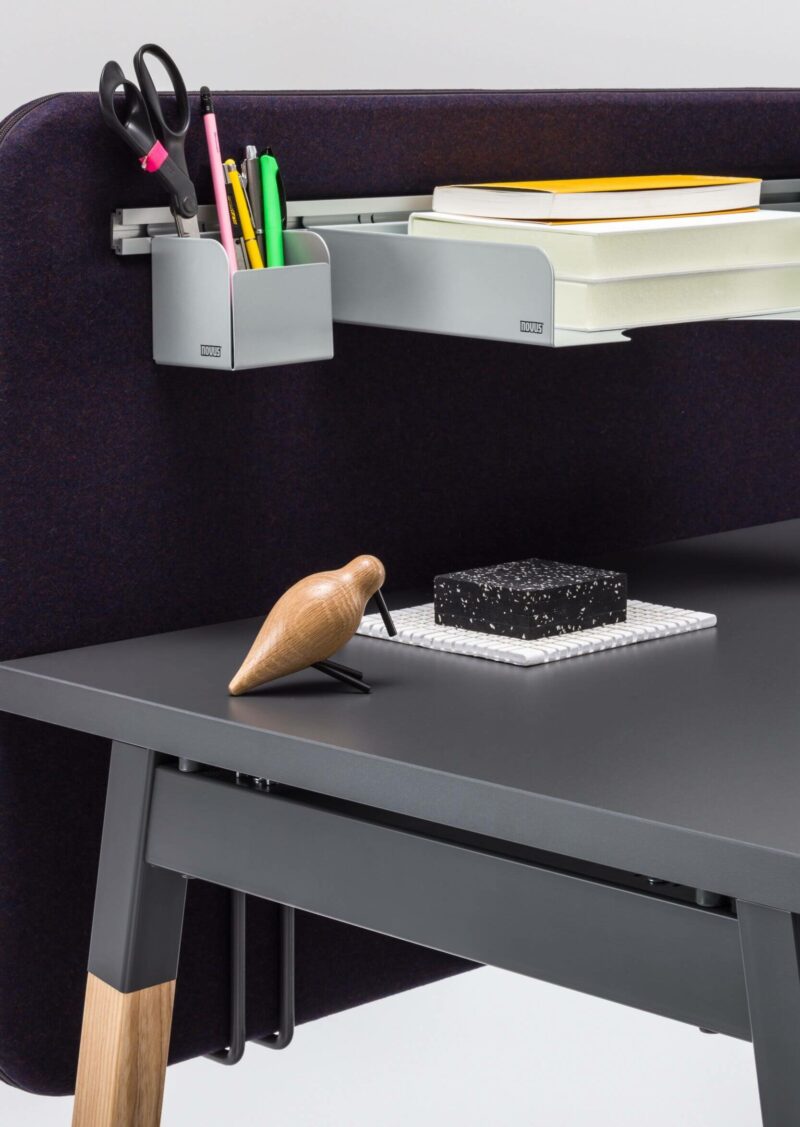 Schreibtisch-OGI_W-Sichtschutzpaneele-mit-Zubehör