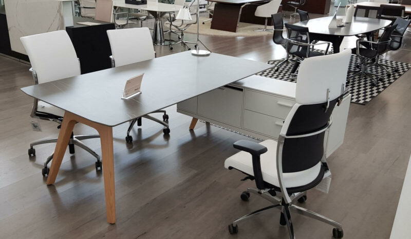 Schreibtisch- Rail-mit-Glaskeramikplatte-Grau-und-Sideboard_4