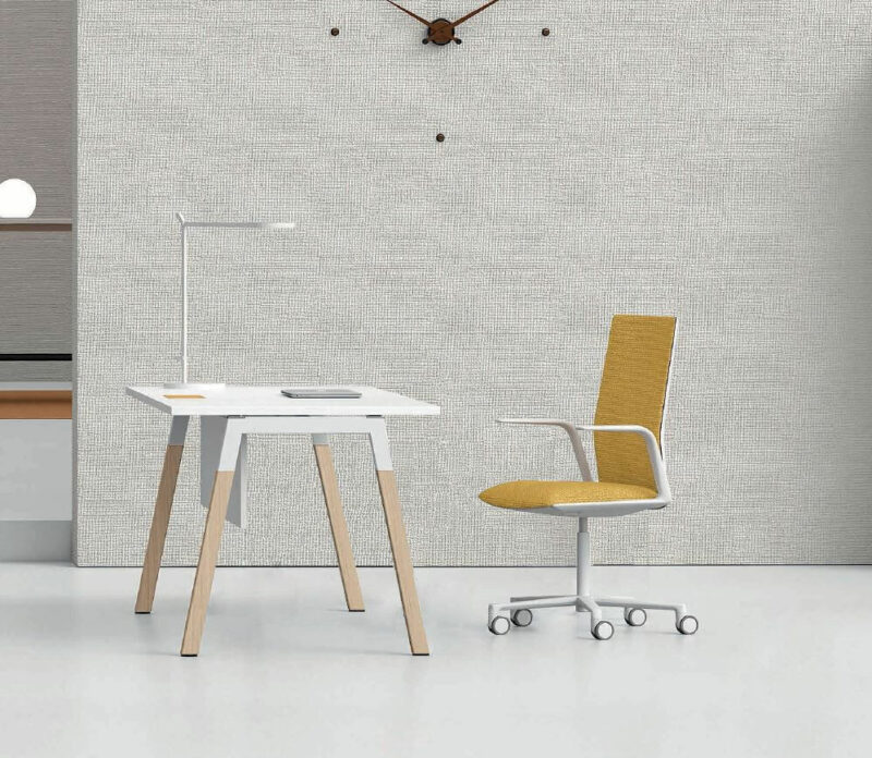 Schreibtisch-mit-Holzbeinen-Polare-Tischplatte-Weiss