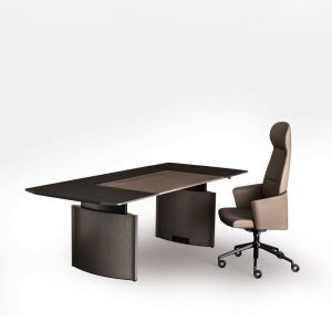 chefschreibtisch-eleva-elektrisch-hoehenverstellbar-mit-schreibtischunterlage